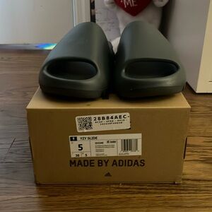 YEEZY SLIDES